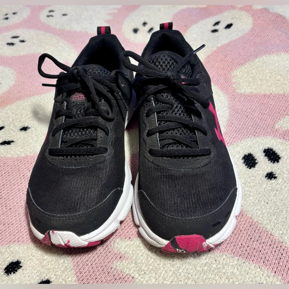 Under Armour Woman’s Black Trainers with Pink Logo - Picture 3 of 5